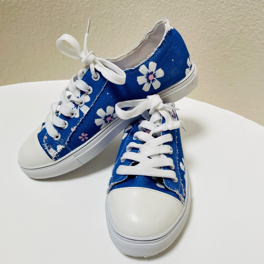 New Floral lace up canvas shoes.